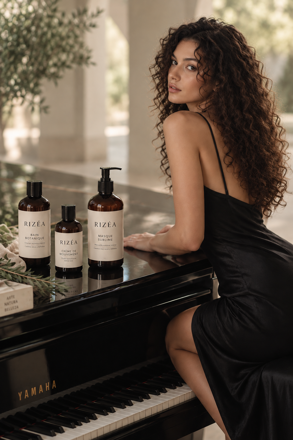 Modelo de cabello rizado junto al ritual RIZÉA