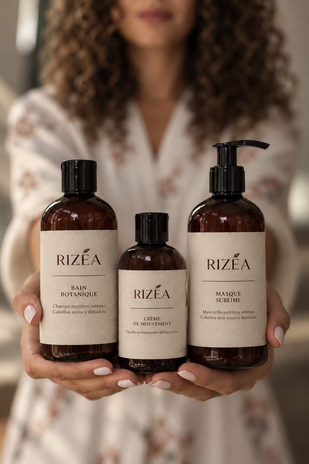 Profesional sosteniendo los tres productos del ritual RIZÉA